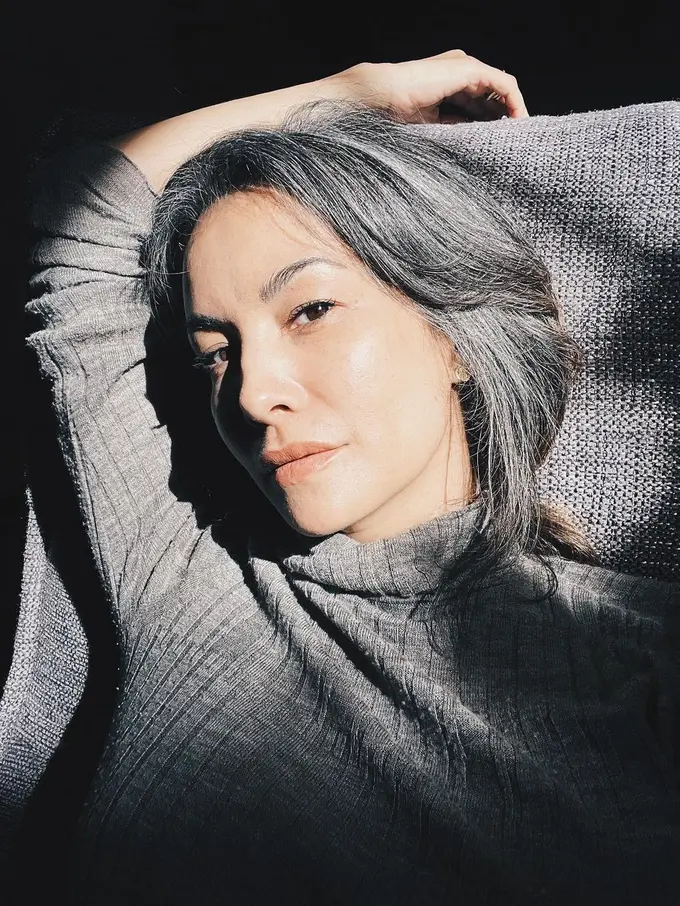 Nadya Hutagalung tampil percaya diri dengan rambut berubannya. (Foto: Instagram/nadyahutagalung)