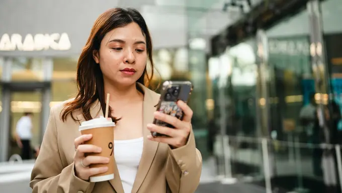 perempuan karir handphone serius