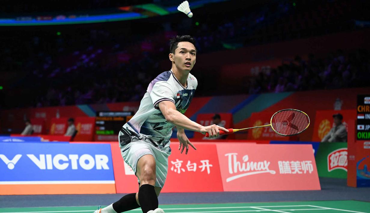 Melawan wakil Jepang, Yudai Okimoto, di Ningbo Olympic Sports Centre, provinsi Zhejiang, Tiongkok timur, Kamis (9/4/2026), Jonatan Christie menang dua gim langsung 21-18, 21-13. Tampak dalam foto, tunggal putra Indonesia, Jonatan Christie memukul bola balasan ke arah Yudai Okimoto (Jepang) selama pertandingan babak 16 besar Badminton Asia Championships (BAC) 2026 di Ningbo Olympic Sports Centre, provinsi Zhejiang, Tiongkok timur, Kamis (9/4/2026). (CN-STR/AFP) / China OUT