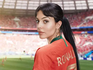 Georgina Rodriguez, perempuan kelahiran 27 Januari 1994 yang menjadi pujaan hati Cristiano Ronaldo. Georgina selalu tampil cantik di berbagai momen. Termasuk saat ia mendukung Ronaldo dari tribun dengan mengenakan jersey timnas Portugal dengan nameset Ronaldo. (Liputan6.com/IG/@georginagio)
