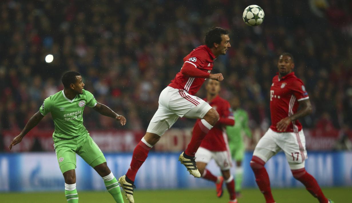 Pemain Bayern Munchen, Mats Hummels menghalau bola dari kejaran pemain PSV Eindhoven, Luciano Narsingh (kiri) pada laga grup D Liga Champions di Allianz Arena, Munich, Kamis (20/10/16) dini hari WIB. (Reuters/Michael Dalder)