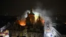 Asap dan api membubung dari Katedral Dormition, kompleks Ortodoks Kyiv Pechersk Lavra setelah serangan rudal Rusia di ibu kota Ukraina, Kyiv, Senin 15 Juni 2026, di tengah invasi Rusia. (Genya Savilov/AFP)