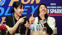 Pemain Red Sparks, Megawati Hangestri Pertiwi (kanan) dan Yeum Hye-seon saling melempar candaan saat konferensi pers jelang laga Fun Volleyball 2024 melawan Indonesia All Stars di Hotel Mulia, Senayan, Jakarta, Jumat (19/04/2024). (Bola.com/Bagaskara Lazuardi)