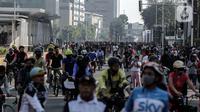 Suasana aktivitas warga di area Car Free Day (CFD) kawasan MH Thamrin, Jakarta, Minggu (21/6/2020). Hari ini adalah kali pertama digelarnya CFD Jakarta di sepanjang Jalan Sudirman - Thmarin saat Pembatasan Sosial Berskala Besar (PSBB) Masa Transisi. (Liputan6.com/Johan Tallo)