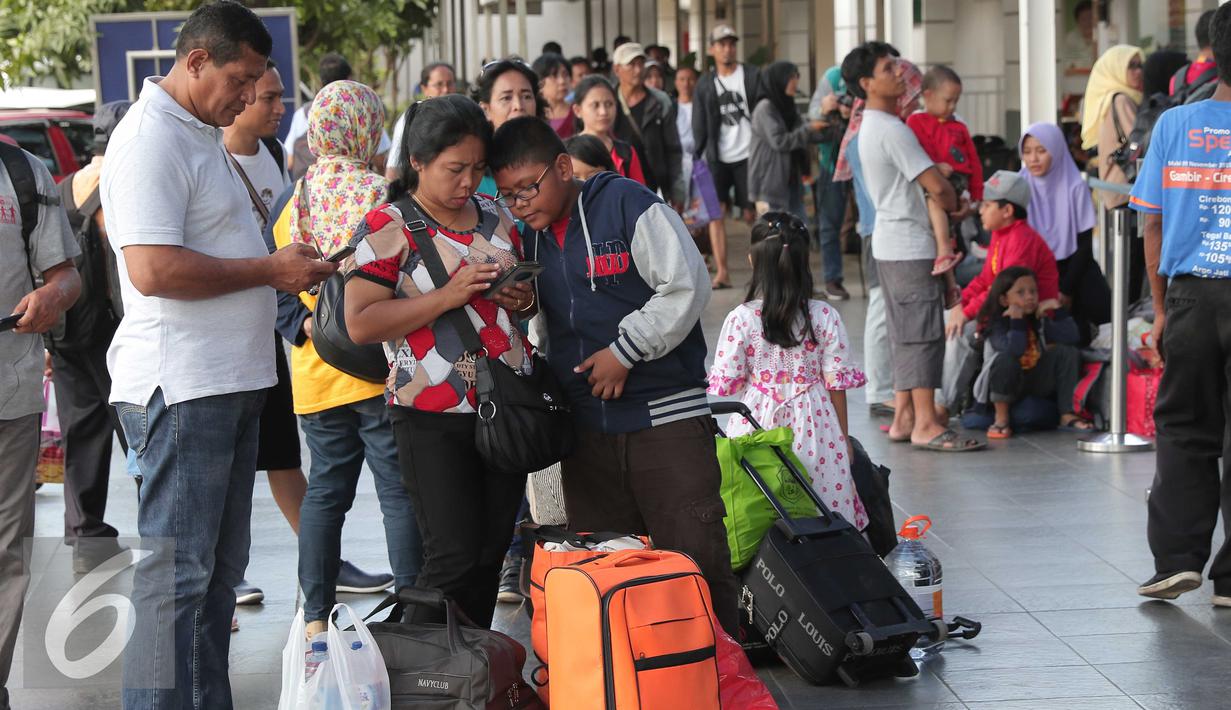 Keluarga saat menunggu kereta api di Stasiun Senen, Jakarta, Rabu (23/12). Libur Natal dan Tahun baru di manfaatkan sejumlah masyarakat untuk berlibur dan kembali ke kampung halaman. (Lipitan6.com/Angga Yuniar)