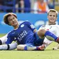 Eric Dier berjibaku menahan Okazaki (reuters)