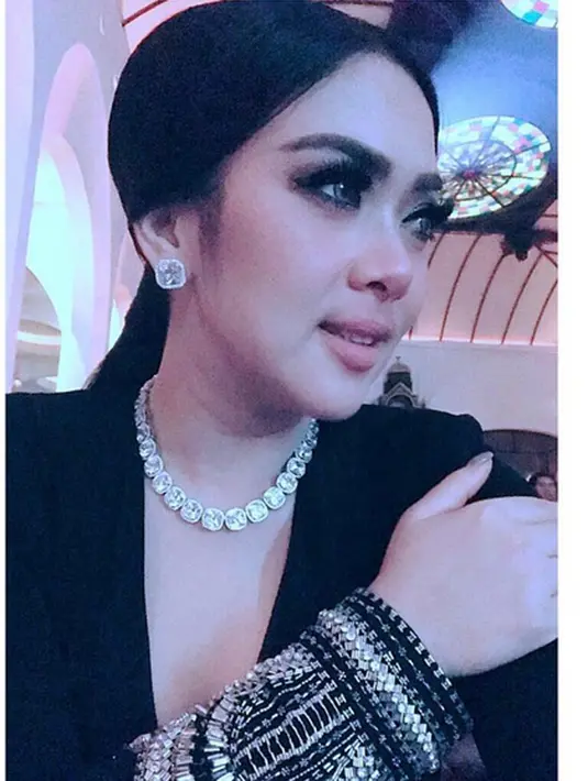 Penyanyi Syahrini selama ini dikenal hidup dalam kemewahan. Barang-barang branded, dan sering kali melakukan liburan mewah ke beberapa tempat Eropa dan Amerika. Beberapa kali juga gunakan private jet. (Instagram/princessyahrini)