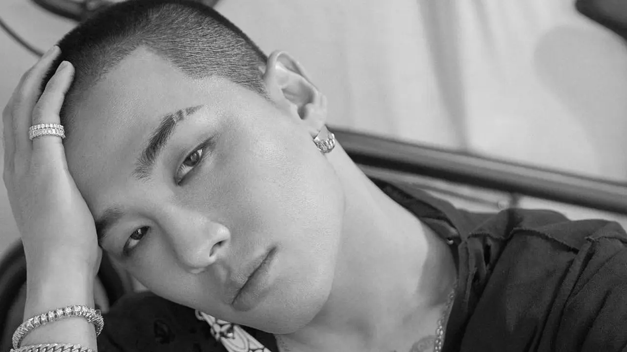 [Bintang] Sambil Bersujud, Taeyang BigBang Pamit Berangkat Wajib Militer