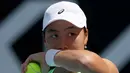 Kemenangan ini mengantar Janice Tjen lolos ke babak kedua Australia Open 2026. 
Tampak dalam foto, Janice Tjen dari Indonesia bersiap untuk melakukan servis kepada Leylah Fernandez dari Kanada selama pertandingan tunggal putri hari ketiga turnamen tenis Australia Terbuka di ANZ Arena, Melbourne Park, pada 20 Januari 2026. (DAVID GRAY/AFP)