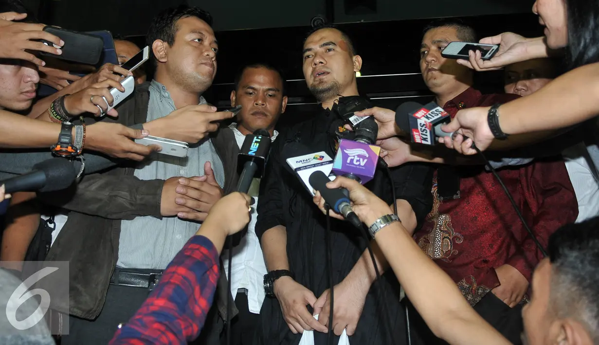Saipul Jamil menjawab pertanyaan wartawan usai di periksa KPK, Jakarta, Senin (18/7). Saipul diperiksa selama 11 jam dan dicecar dengan 50 pertanyaan. (Liputan6.com/Johan Tallo)