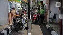 Pengunjung bersepeda motor antre untuk masuk ke Taman Mini Indonesia Indah (TMII), Jakarta, Sabtu (15/5/2021). Jumlah pengunjung dibatasi hanya 30 persen dari kapasitas normal dan hanya warga beridentitas DKI Jakarta yang boleh masuk. (Liputan6.com/Faizal Fanani)