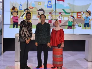 Presiden Jokowi dan Ibu Negara, Iriana Widodo berfoto bersama CEO Google, Sundar Pichai saat berkunjung ke kantor Google di Silicon Valley, San Fransisco, Rabu (17/2). Kedatangan Jokowi disambut CEO Google itu dengan mengenakan batik. (Setpres/Biro Pers)