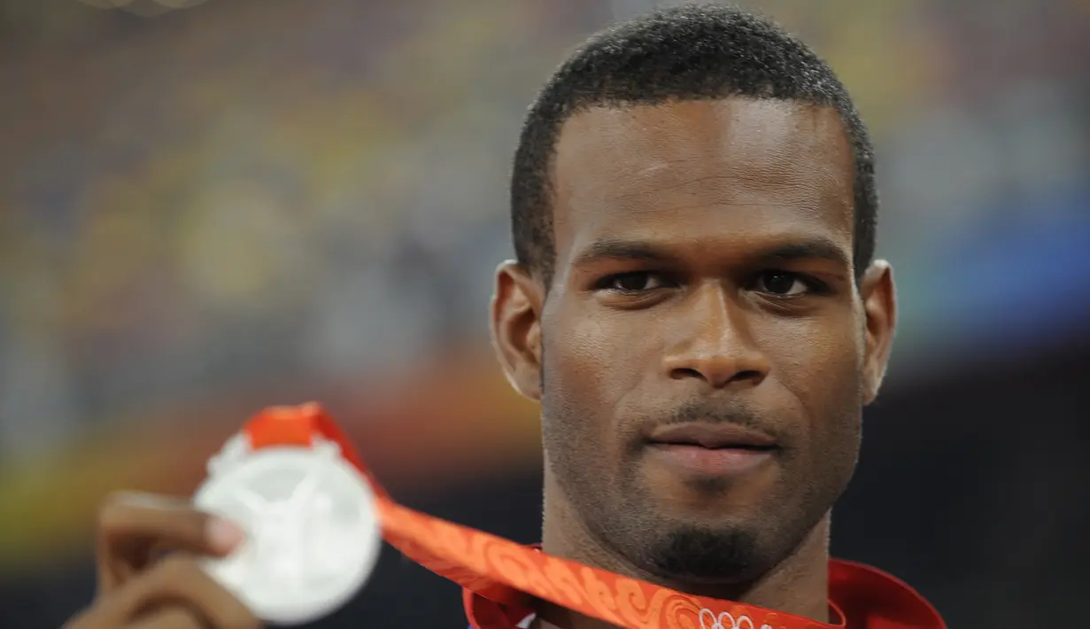 Foto arsip yang diambil pada 19 Agustus 2008 ini menunjukkan medali perak Britaine Germaine Mason berpose di podium final lompat tinggi pria di Stadion Nasional "Bird's Nest" di Olimpiade Beijing 2008 pada 19 Agustus 2008. (AFP PHOTO / Fabrice COFFRINI)