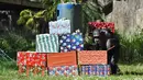Simpanse bernama Max membuka hadiah yang dibawa oleh pengunjung sebagai bagian dari tradisi Natal di La Aurora Zoo, Guatemala City pada Kamis (19/12/2019). Hari Natal yang jatuh pada 25 Desember membuat sejumlah kebun binatang turut merayakannya dengan cara yang unik. (Orlando  ESTRADA/AFP)
