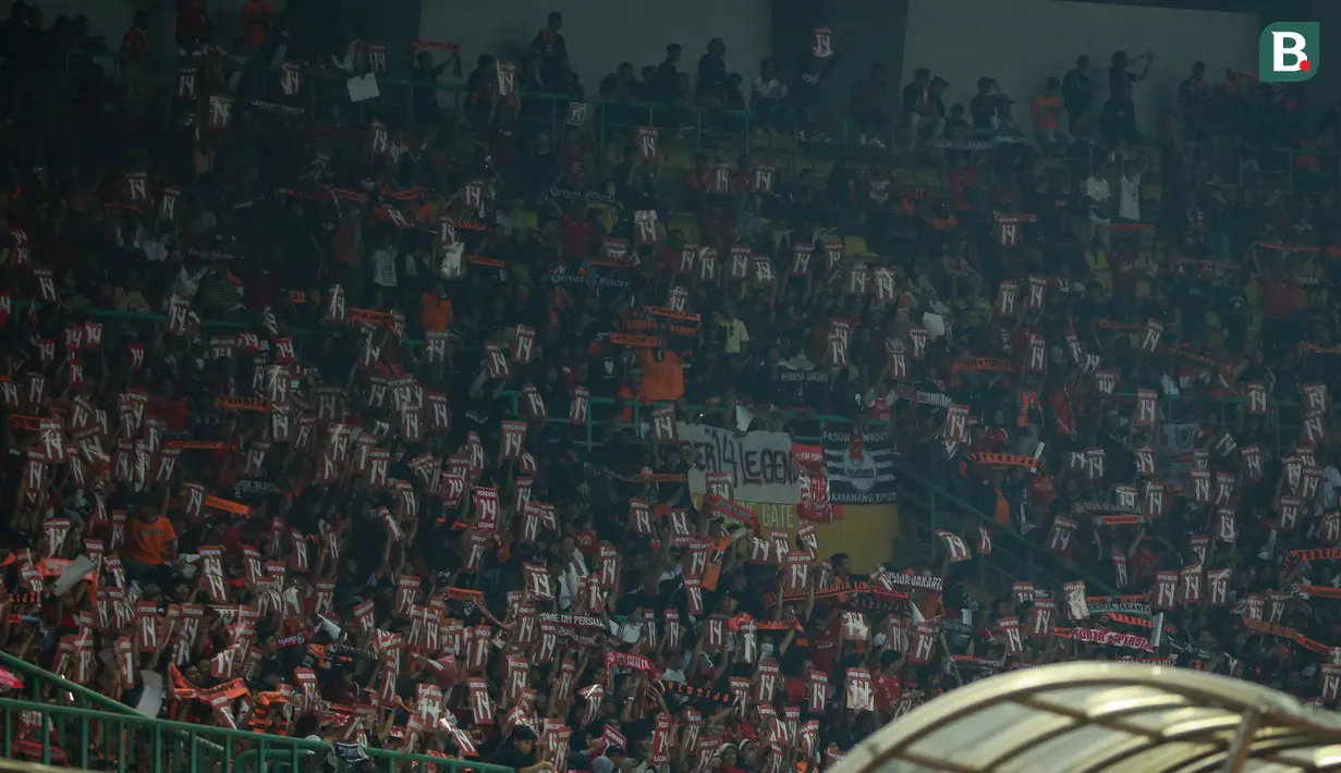 Sementara itu, The Jakmania membentangkan banyak banner beraroma Ismed Sofyan termasuk poster nomor 14. (Bola.com/Bagaskara Lazuardi)