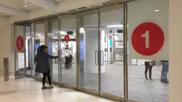 Stasiun kereta bawah tanah (subway) Cortlandt Street station yang berada di New York, dibuka lagi pada Minggu (9/9). Dibukanya stasiun subway di NY sebagai upaya pemerintah setempat membangun kembali bagian yang hilang usai serangan. (AFP/Thomas URBAIN)