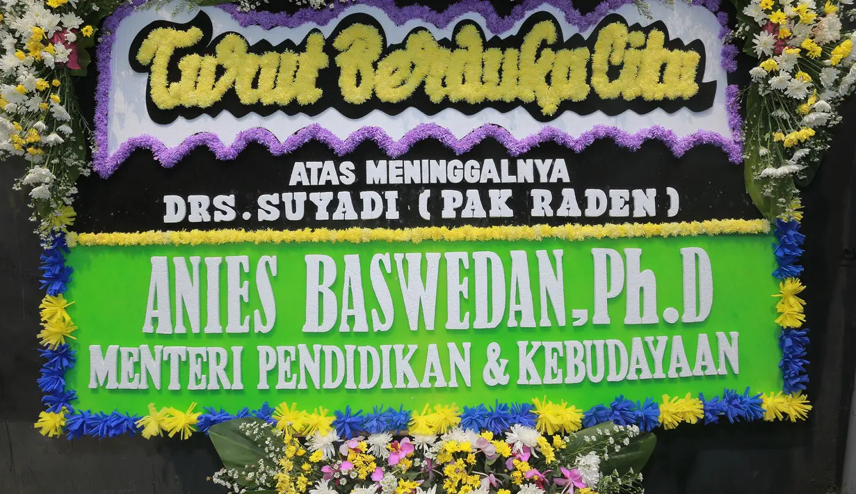 Ucapan duka tak hanya datang dari kerabat selebriti, Menteri Pendidikan & Kebudayaan, Anies Baswedan, Ph.D pun turut berduka cita atas meninggalnya Pak Raden, ia mengirimkan karangan bunga duka cita. (Galih W. Satria/Bintang.com)