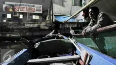Warga Pasar Ikan memilih untuk tinggal di perahu mereka, Jakarta, Jumat (29/4/2016). Alasan warga tetap tinggal di perahu dibanding rusun karena lokasi rusun jauh dari lokasi untuk melaut. (Liputan6.com/Yoppy Renato)