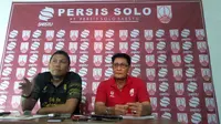 Freddy Muli (kanan) ditunjuk sebagai pelatih-manajer Persis Solo. (Bola.com/Ronald Seger Prabowo)