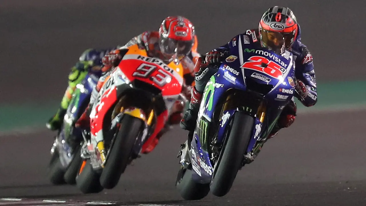 Maverick Vinales (kiri) bersaing dengan Marc Marquez di MotoGP Qatar, beberapa waktu lalu. Vinales dan Marquez bersenggolan pada kualifikasi MotoGP Jerman, Sabtu (1/7/2017). 