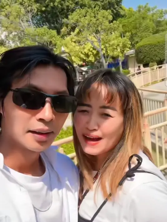 Potret Pinkan Mambo dan Arya Khan dulu kerap jadi sorotan berkat gaya mereka yang selalu romantis. Meski banyak netizen yang menganggap mereka mencari sensasi, namun Arya Khan menegaskan ia tidak sedang melakukan drama.(Liputan6.comTikTok/@arya_joget)