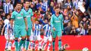 Para pemain Bracelona tampak kecewa usai dibobol Real Sociedad pada laga La Liga di Stadion Anoeta, San Sebastian, Sabtu (14/12). Kedua klub bermain imbang 2-2. (AFP/Ander Gillenea)