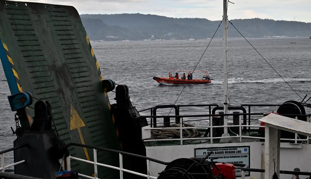 Sebelumnya, KMP Tunu Pratama Jaya dilaporkan tenggelam di Selat Bali setelah berangkat dari Pelabuhan Ketapang Banyuwangi, Jawa Timur, Rabu dini hari, 2 Juli 2025. (SONNY TUMBELAKA/AFP)