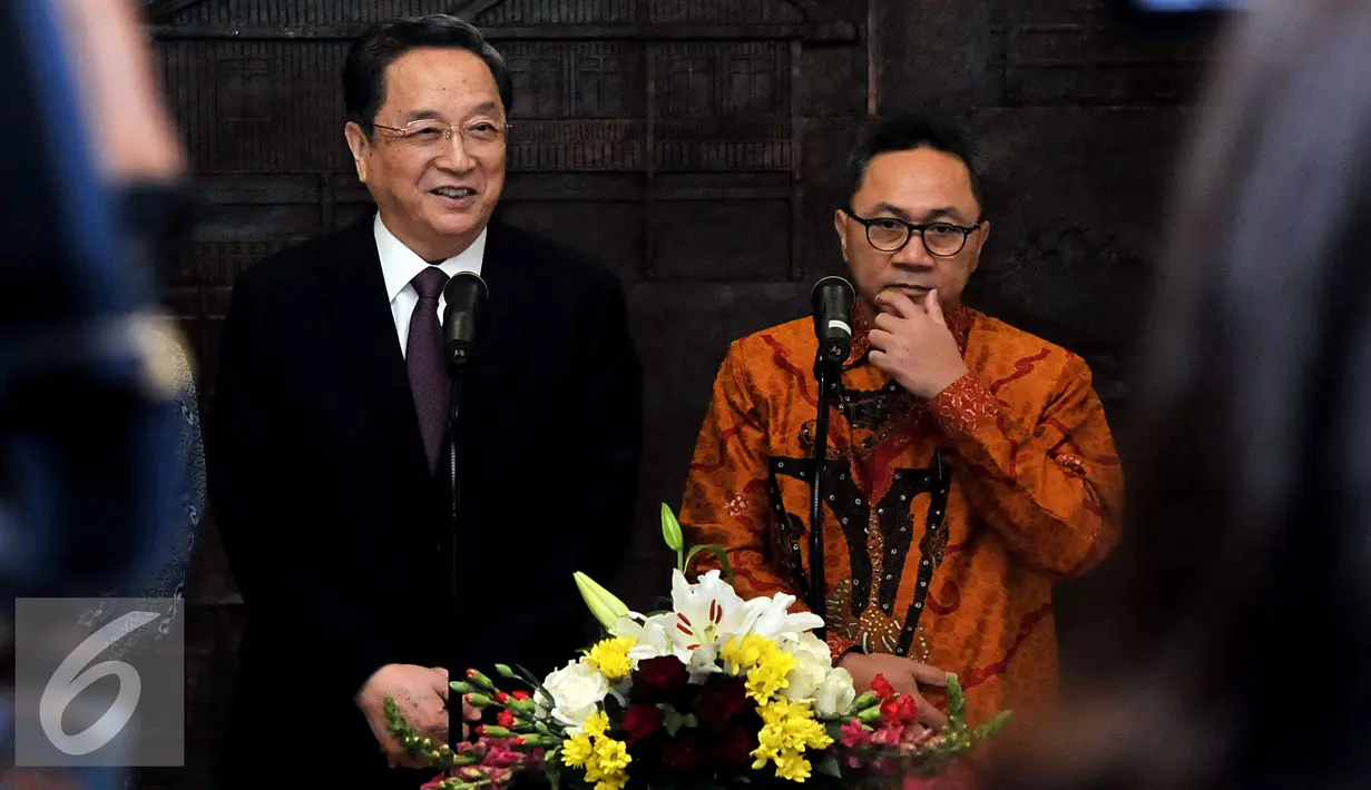 Ketua Parlemen China, Yu Zhengsheng (kiri) memberikan keterangan Persnya di Kompleks Parlemen MPR/DPR, Jakarta, Senin (27/7/2015). Dalam kunjungannnya Yu Zhengsheng melakukan kerjasama politiknya dengan Indonesia. (Liputan6.com/Johan Tallo)