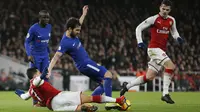 Pemain Chelsea, Cesc Fabregas berusaha melewati kepungan pemain Arsenal pada lanjutan Premier League di Emirates Stadium, London, (3/1/2018). Arsenal bemain imbang 2-2 dengan Chelsea. (AP Photo/Frank Augstein)