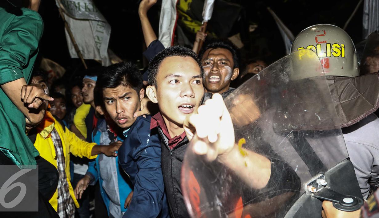 Suasana saat massa melakukan aksi yang berujung bentrok dengan polisi menggelar aksi unjuk rasa di depan Istana Negara, Kamis (12/1). (Liputan6.com/Faizal Fanani)