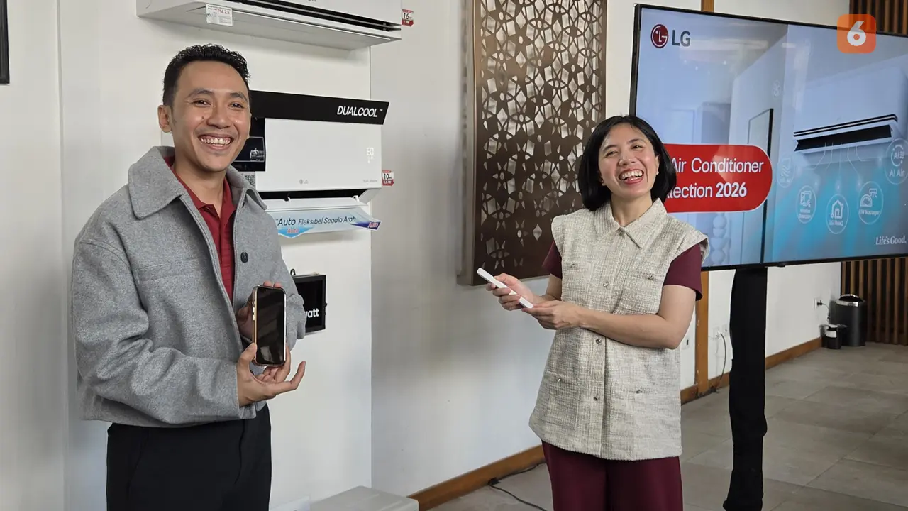 Corporate Marketing Head of LG Electronics Indonesia, Dhita Ayuningtyas, bersama Product Manager Eco Solutions LG Electronics Indonesia, Satrio Purnomo, saat peluncuran AC berteknologi AI di Jakarta. Liputan6.com/Iskandar
