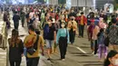 Warga memadati Car Free Night (CFN) pada malam pergantian tahun baru 2023 di kawasan Bundaran Hotel Indonesia, Jakarta, Sabtu (31/12/2022). Banyak warga yang berkumpul merayakan pergantian tahun baru sambil berswafoto, menikmati kuliner, berjalan hingga bersepeda santai. (Liputan6.com/Angga Yuniar)