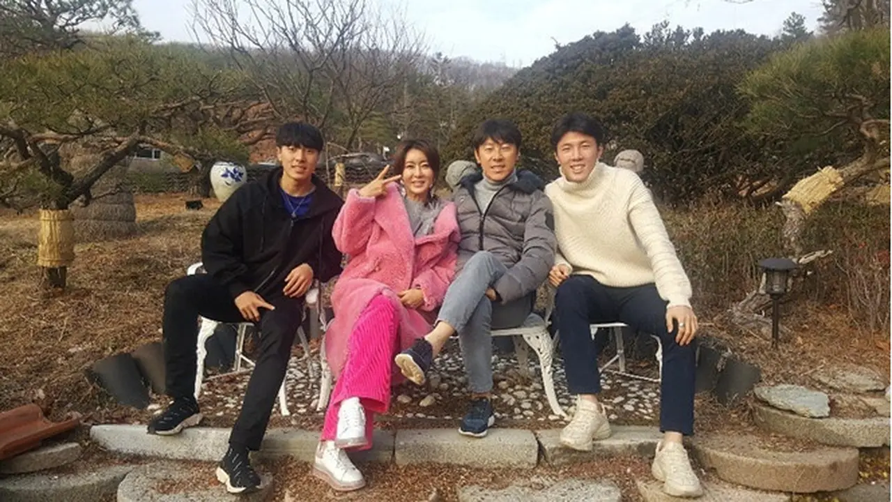 Jarang Tersorot, Ini 6 Momen Kebersamaan Shin Tae-yong Bareng Keluarga