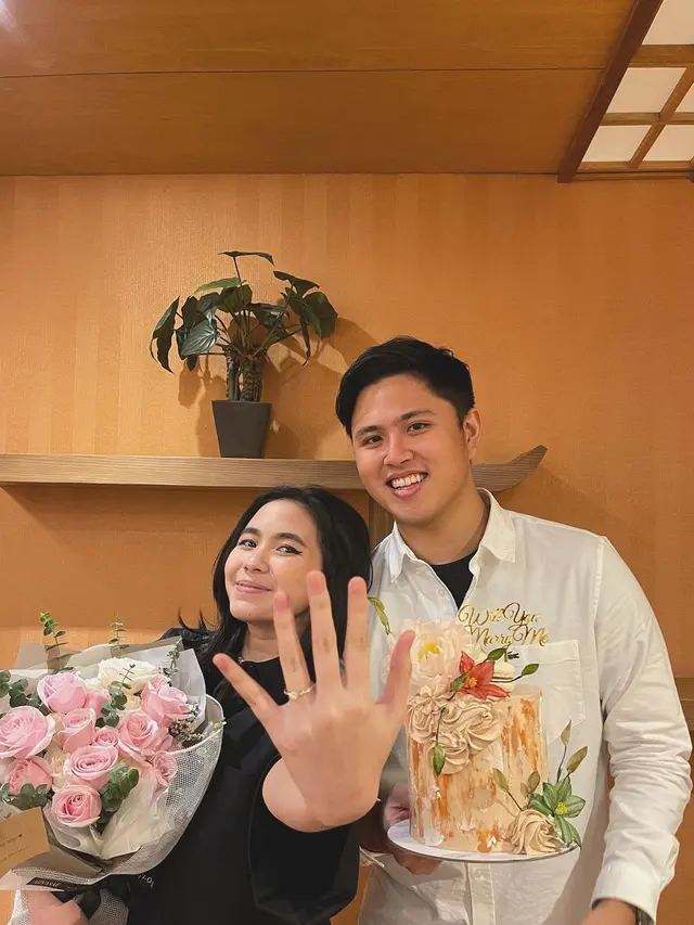 7 Momen Ashilla Zee Eks Girlband Blink yang Dilamar Saat Ulang Tahun