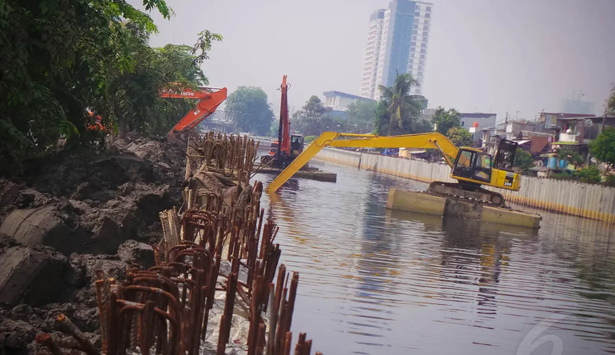 Petugas menggunakan eskavator amfibi untuk mengeruk lumpur di kawasan Gunung Sahari, Jakarta, (5/9/14). (Liputan6.com/Faizal Fanani)