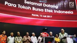 Dirut BEI, Tito Sulistio bersama komisaris dan direksi periode 1992 hingga 2017 membuka perdagangan Indeks Harga Saham Gabungan (IHSG) di Jakarta, Kamis (13/7). PT Bursa Efek Indonesia (BEI) hari ini menggelar hari jadi ke-25. (Liputan6.com/Angga Yuniar)