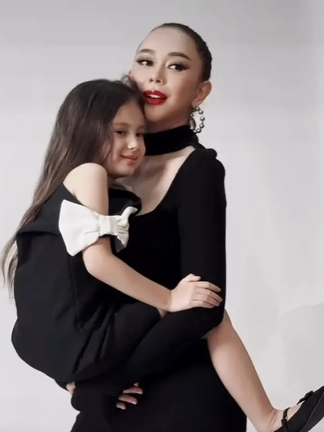 Aura Kasih dan anak (Instagram/aurakasih)