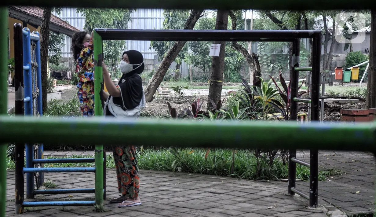 Anak-anak bermain di RPTRA Meruya Utara, Jakarta, Selasa (25/1/2022). Prevalensi stunting atau gizi buruk di Indonesia jauh dari yang ditargetkan dalam Rencana Pembangunan Jangka Menengah Nasional (RPJMN) 2020-2024 sebesar 14 persen. (merdeka.com/Iqbal S. Nugroho)