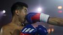 Chef Arnlod terkena pukulan dari konten kreator, Codeblue dalam pertarungan tinju Holywings Sports Show (HSS) seri kelima di Indonesia Arena, Kompleks Stadion Utama Gelora Bung Karno, Senayan, pada Minggu (22/04/2024). (Bola.com/Bagaskara Lazuardi)