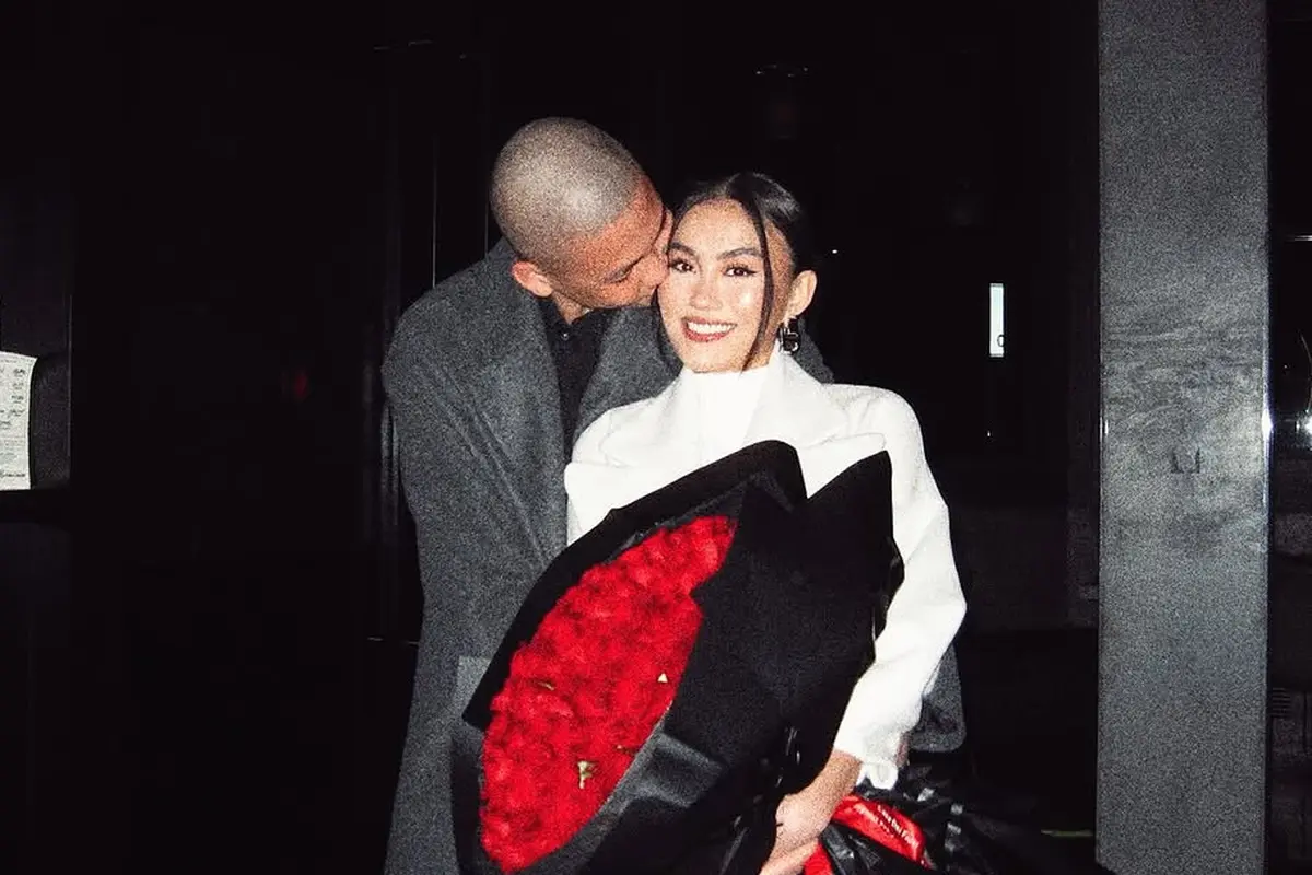 Gaya Bucin Agnez Mo dan Adam Rosyadi Rayakan Anniversary ke-4, Tampil Cantik dengan Wajah Glowing Saat Dapat Hand Bouquet Mawar