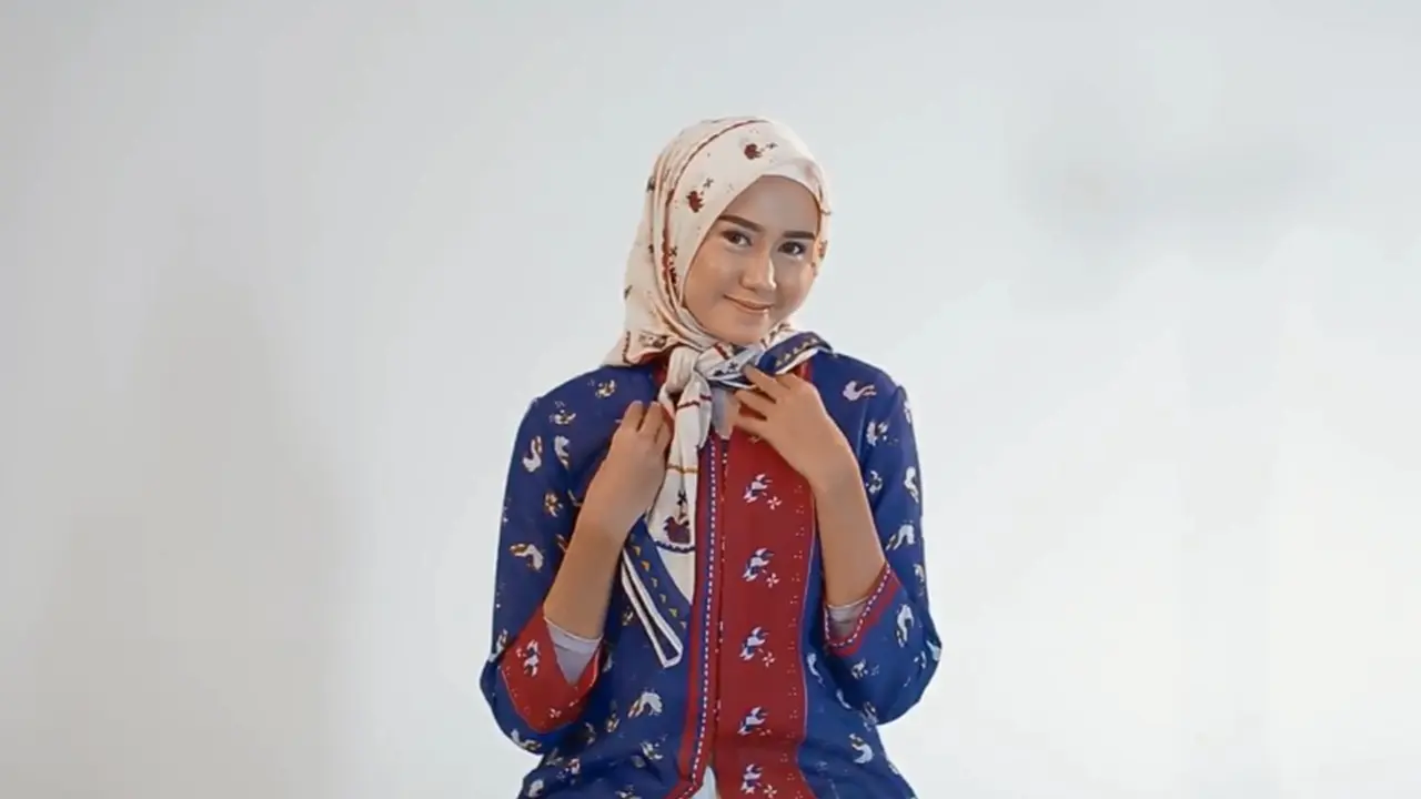 Tutorial Hijab untuk Kebaya ala Lia Karina - HijUP