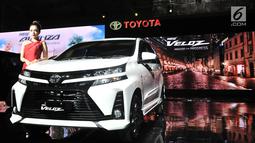 Model berpose di samping New Toyota Avanza saat peluncuran di Jakarta, Selasa (15/1). New Toyota Avanza dan Veloz merupakan model facelift dengan perubahan mencolok di bagian depan supaya tampil lebih stylish dan modern. (Merdeka.com/ Iqbal S Nugroho)
