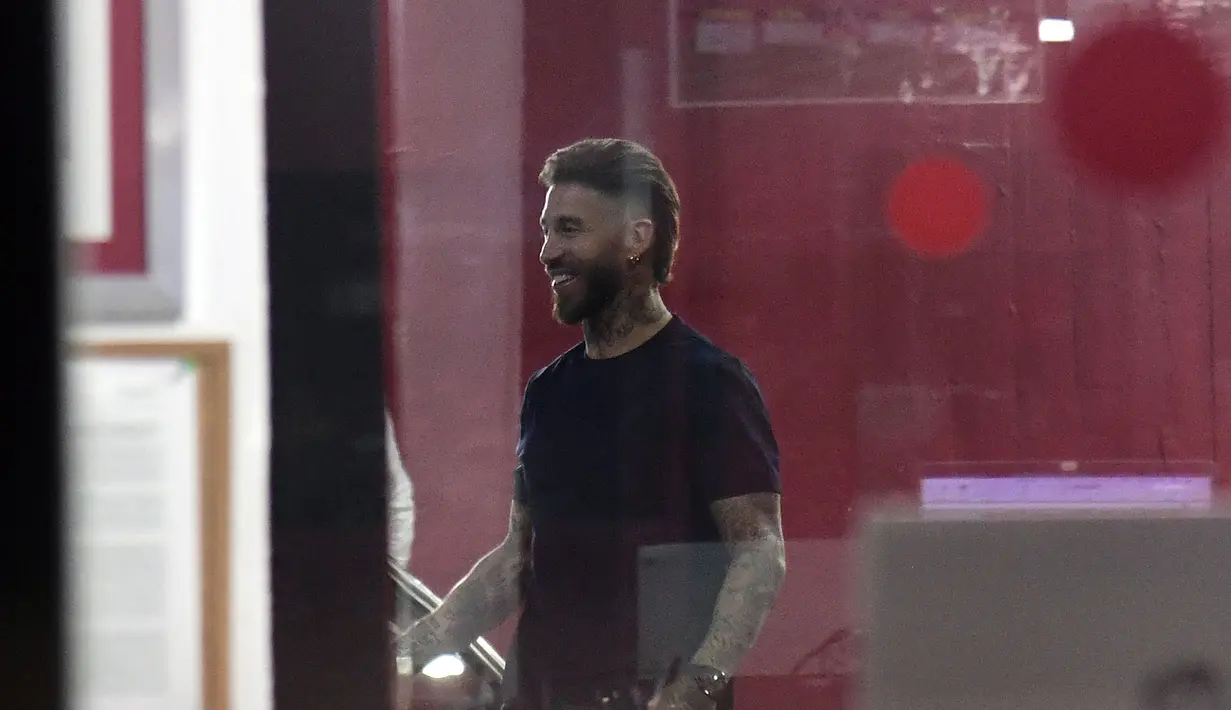 Sergio Ramos terlihat melalui jendela Stadion Ramon Sanchez Pizjuan, Sevilla pada 4 September 2023. Bek 37 tahun itu menandatangani kontrak satu tahun setelah melewati pemeriksaan medis. (AFP/Cristina Quicler)
