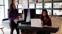 Isyana Sarasvati jadi mentor bernyanyi dan stage act di Sunsilk Kelas Kilau. Simak keseruannya, yuk!