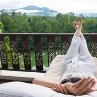 Menutup laptop dan kemudian bersantai di rumah bisa menjadi salah satu cara liburan seru yang menenangkan. (Foto dok: Freepik/snowing).