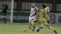 Gelandang Mitra Kukar, Danny Guthrie, berusaha melewati gelandang Bhayangkara FC, Wahyu Suboseto, pada laga Liga 1 di Stadion PTIK, Jakarta, Kamis (17/5/2018). Bhayangkara FC menang 1-0 atas Mitra Kukar. (Bola.com/M Iqbal Ichsan)