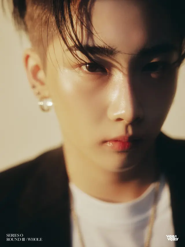 Hoyoung Verivery. (Jellyfish Entertainment via Soompi)