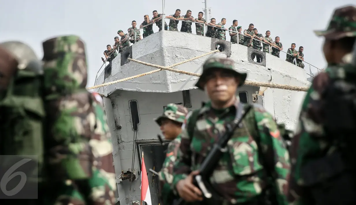 Sejumlah prajurit TNI yang tergabung dalam Satgas Perbatasan berada di geladak KRI Teluk Ratai 509 di Dermaga Mako Kolinlamil, Jakarta, Rabu (27/1). 1300 prajurit diberangkatkan untuk menjaga perbatasan darat RI-Malaysia. (Liputan6.com/Faizal Fanani)