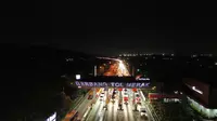 Antrean Kendaraan Pemudik di GT Merak, Cilegon, Banten. (Kamis, 27 Maret 2025). (Yandhi Deslatama/Liputan6.com).