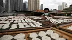 Pekerja menjemur kerupuk di industri rumahan di kawasan Manggarai, Jakarta, Rabu (26/1/2022). Program Pemulihan Ekonomi Nasional (PEN) 2022 ditetapkan sebesar Rp455,62 triliun pada APBN tahun ini. (Liputan6.com/Angga Yuniar)